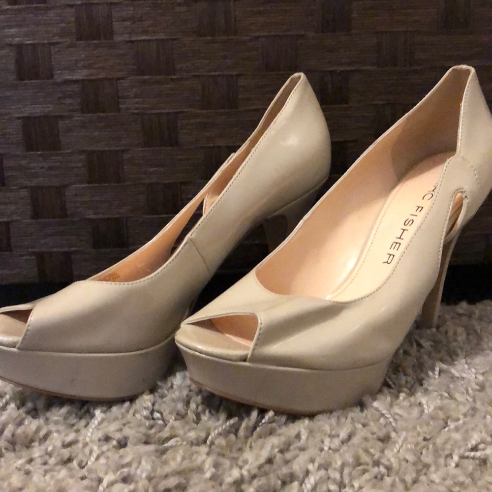 Nude patent leather high heels